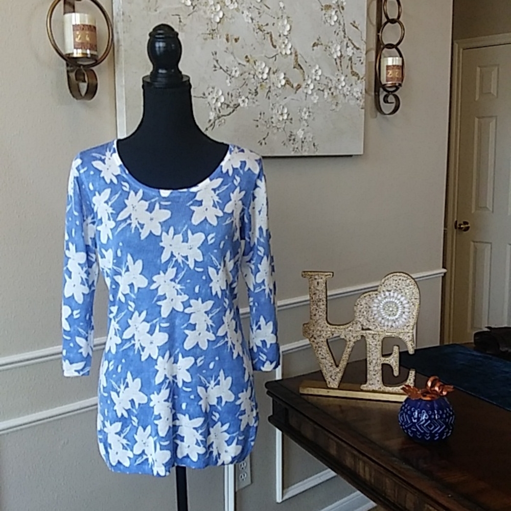 Blue and White Floral 3/4 Sleeves Sweater Top by Emily Daniels. Size PM - Picture 5 of 15